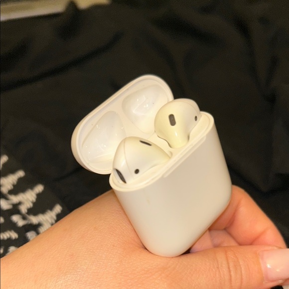 Apple AirPods with Charging Case - White - Picture 1 of 3